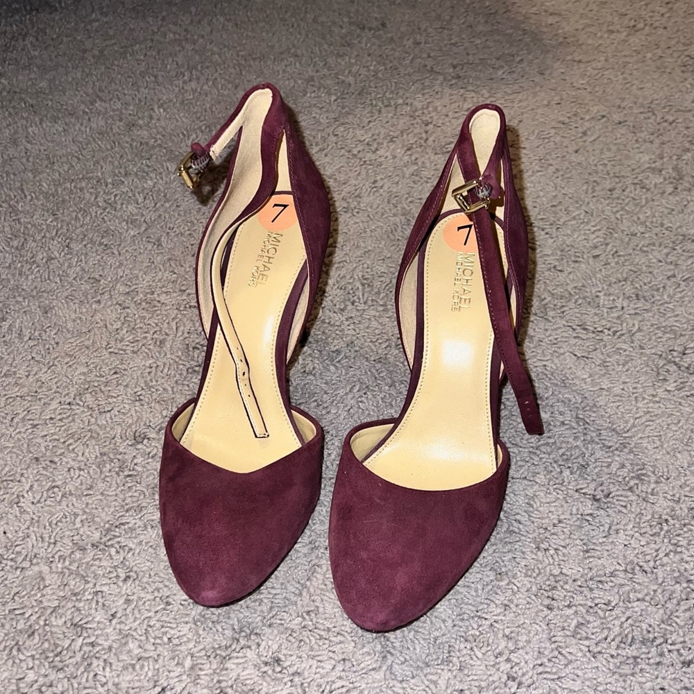 Michael MK purple pumps